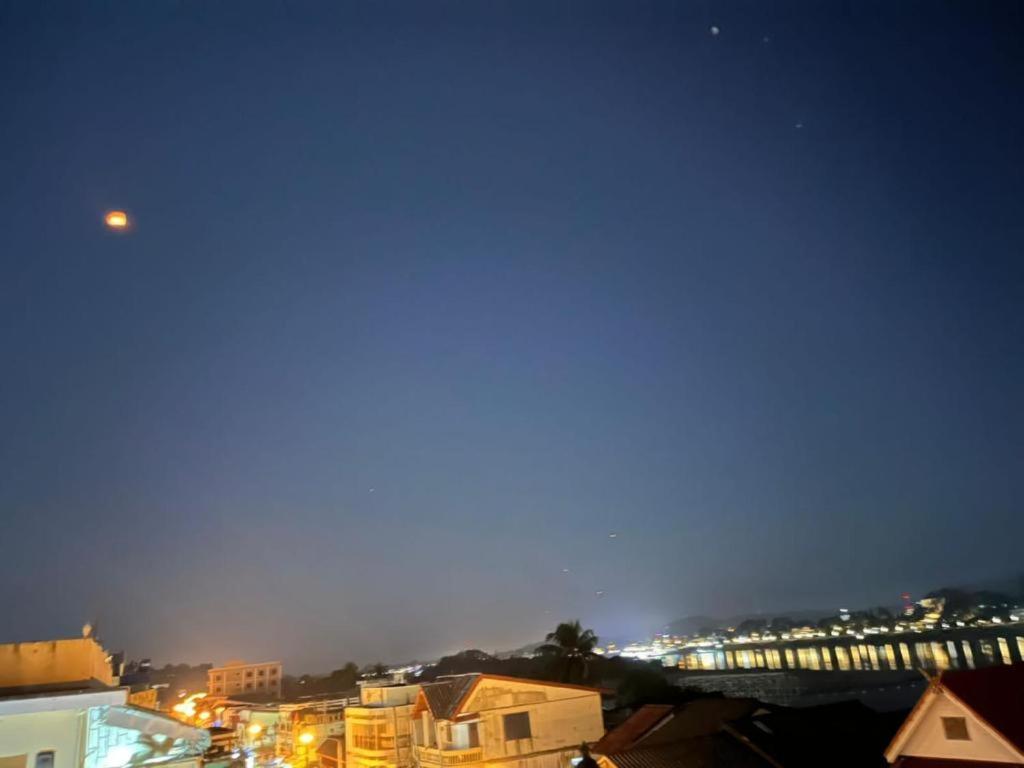 Thaveesinh Hotel Ban Houayxay Exterior foto